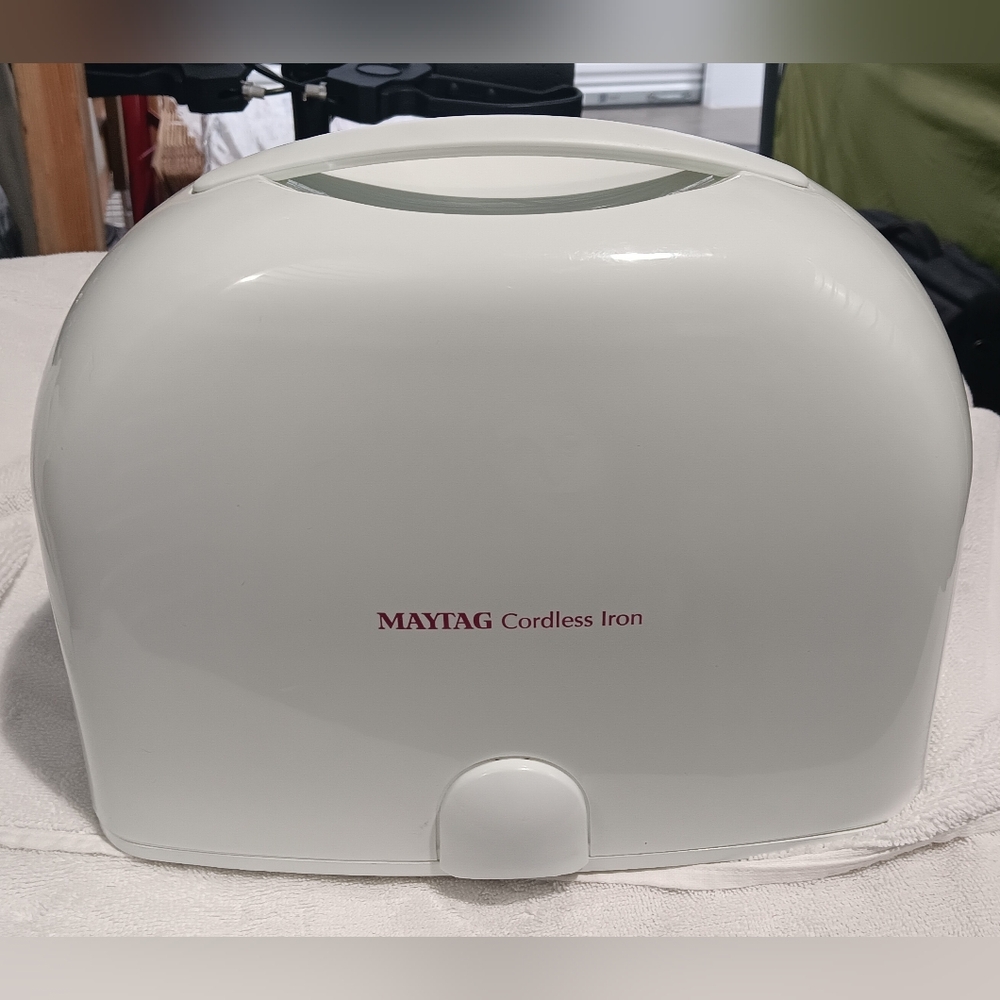 Maytag Cordless Steam Iron Cuff Press ML17500AAW 120 V 60HZ 1440W Tested Works - Picture 14 of 16
